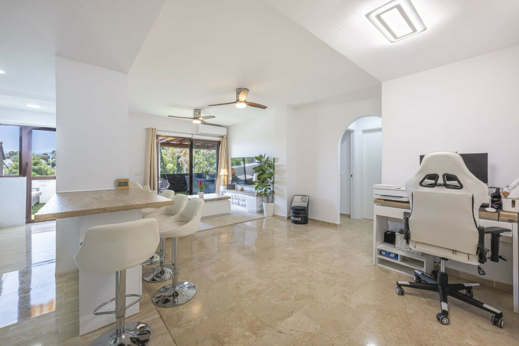 Middle Floor Apartment The Golden Mile Málaga - image 11