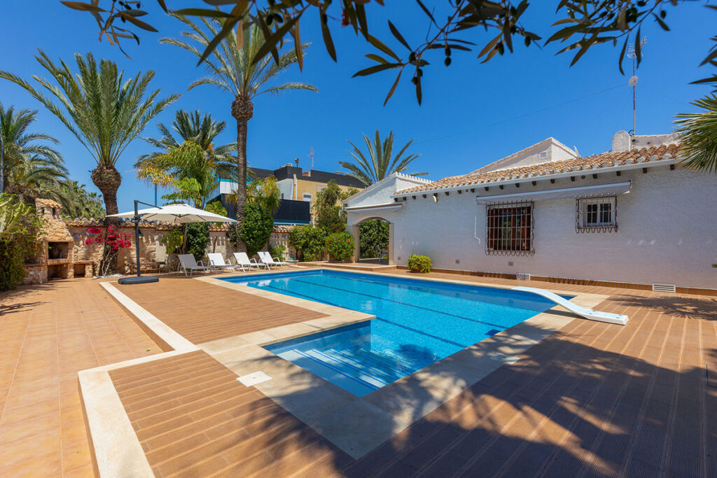 Detached Villa Punta Prima Alicante - image 11