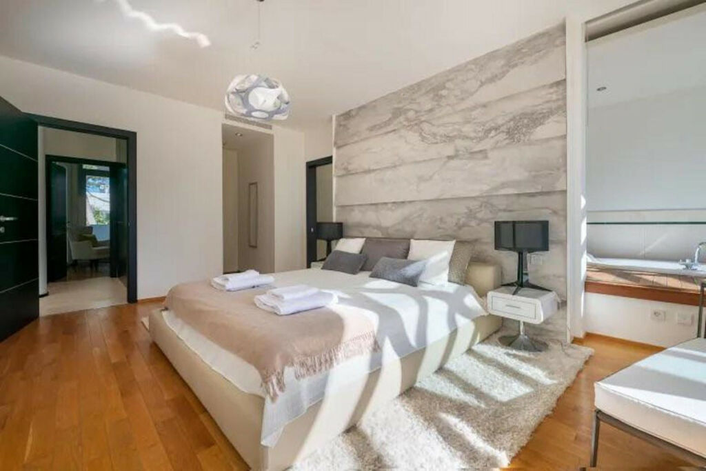 Townhouse Sierra Blanca Málaga - image 11