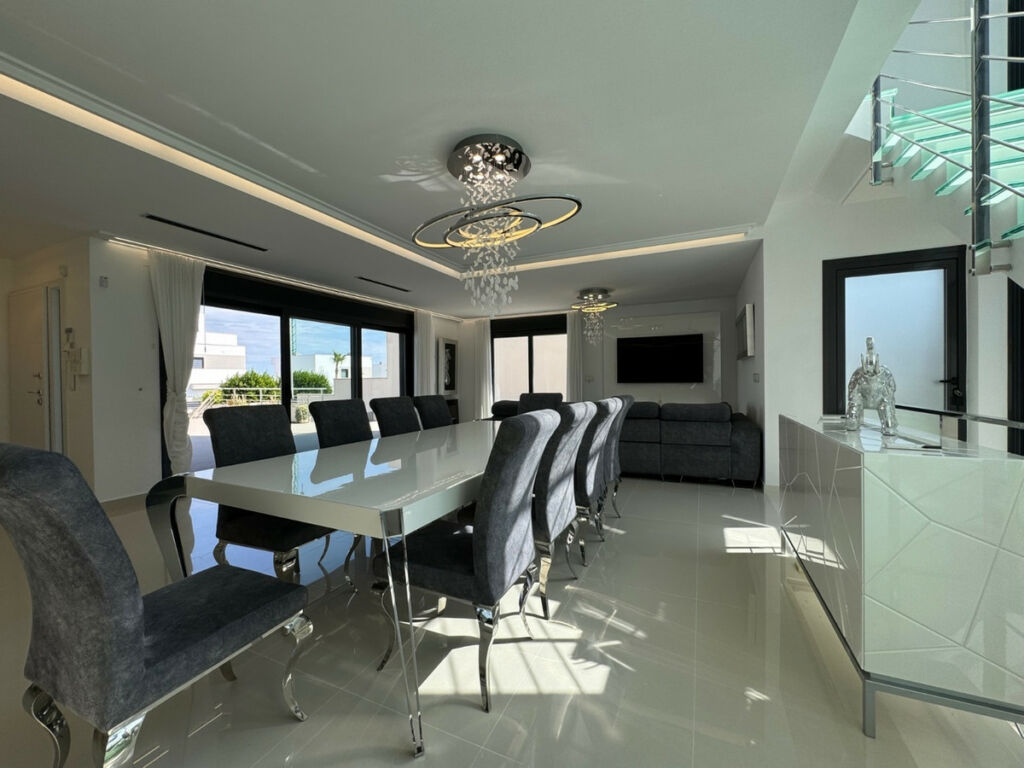 Detached Villa San Miguel de Salinas Alicante - image 11