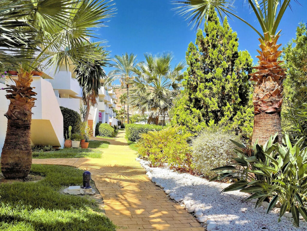 Middle Floor Apartment Calahonda Málaga - image 11