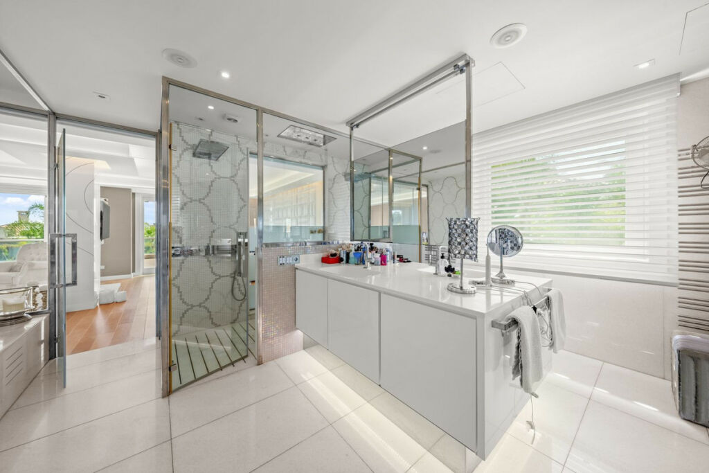 Detached Villa Bahía de Marbella Málaga - image 11