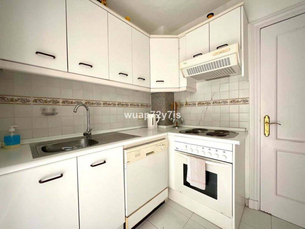 Townhouse El Paraiso Málaga - image 11