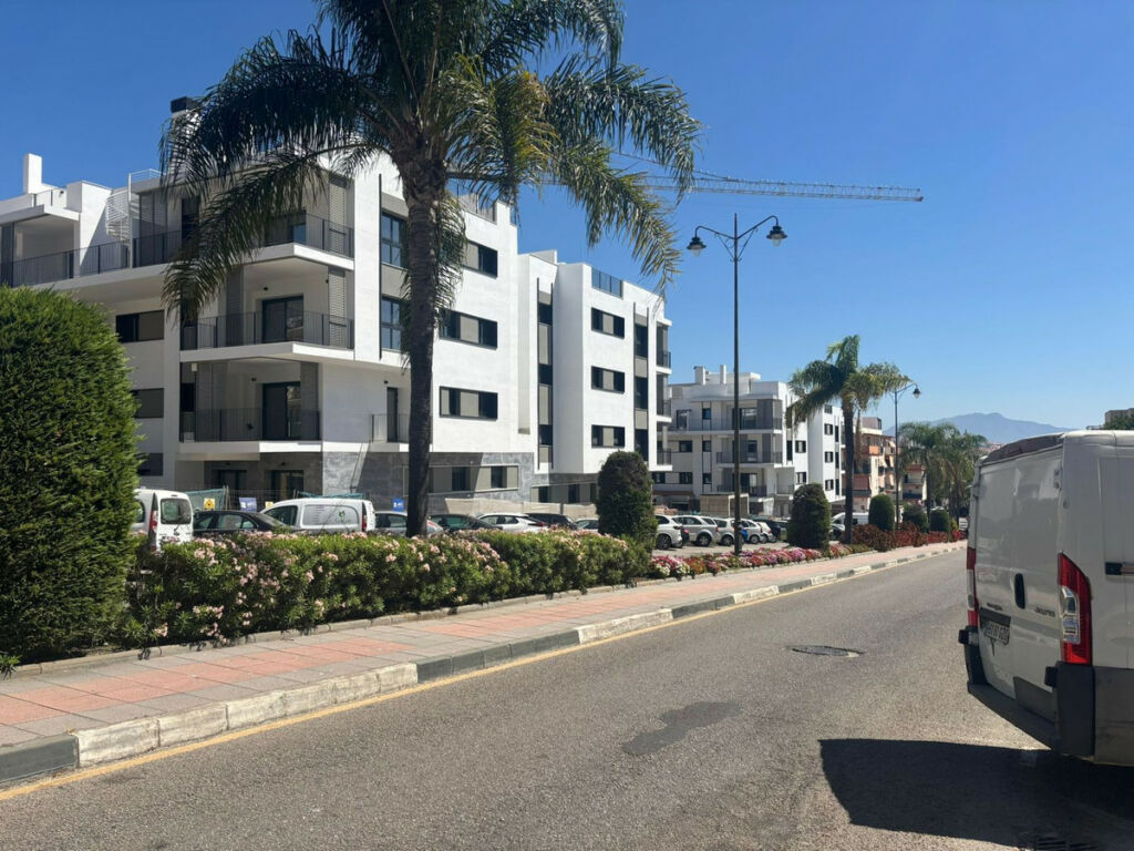 Middle Floor Apartment Estepona Málaga - image 11