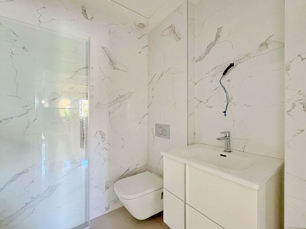 Middle Floor Apartment Villamartin Alicante - image 16