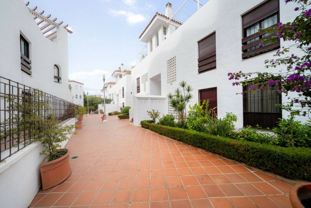 Middle Floor Apartment Nueva Andalucía Málaga - image 12