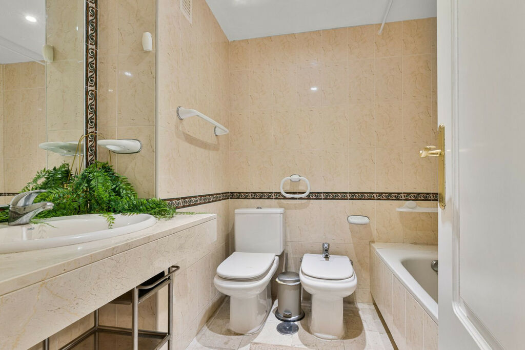 Middle Floor Apartment Nueva Andalucía Málaga - image 12