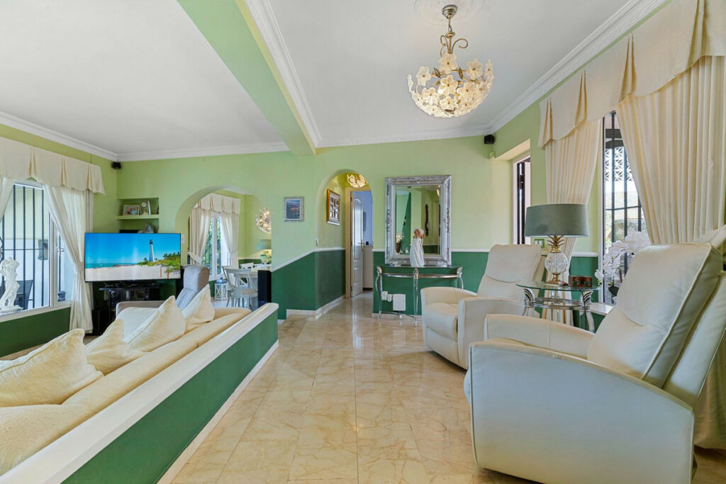 Detached Villa Fuengirola Málaga - image 12
