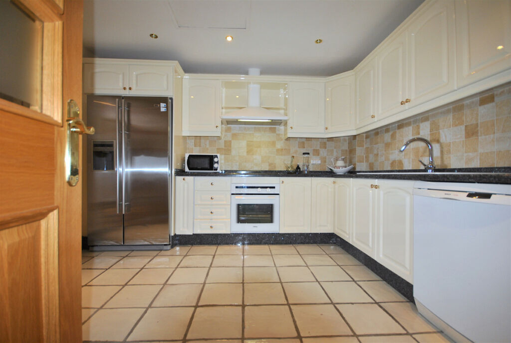Middle Floor Apartment Puerto Banús Málaga - image 12