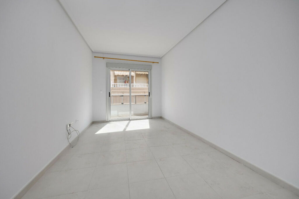 Middle Floor Apartment Torrevieja Alicante - image 12