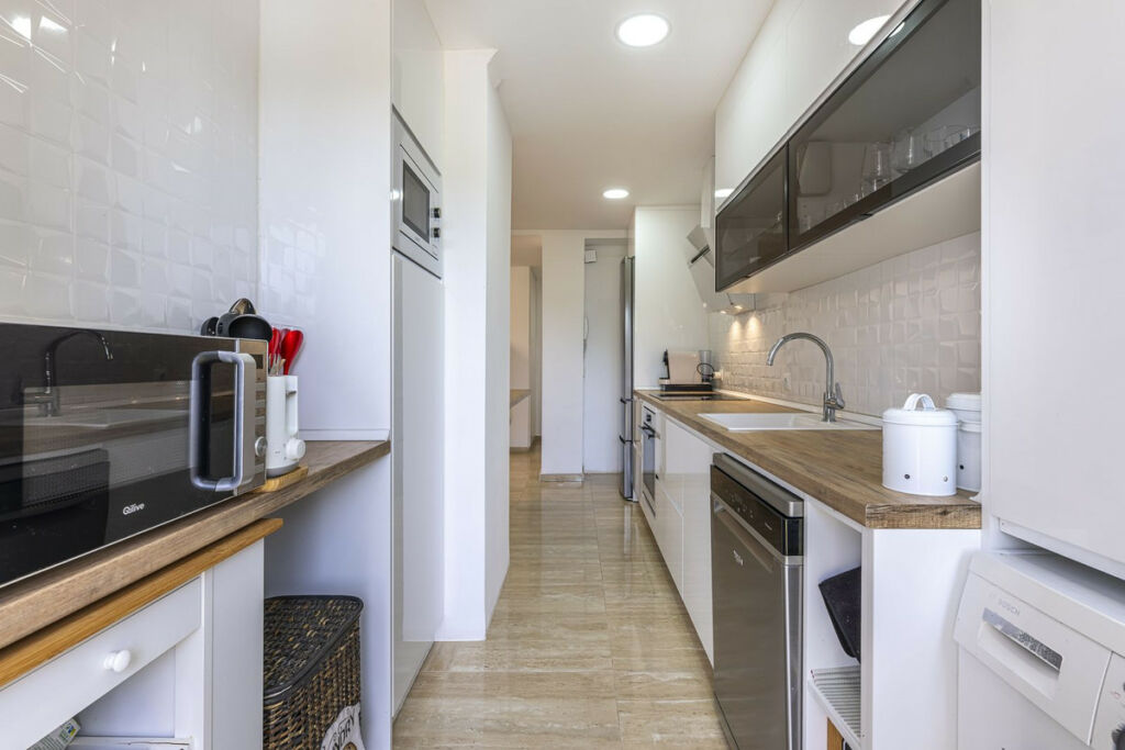 Middle Floor Apartment The Golden Mile Málaga - image 12