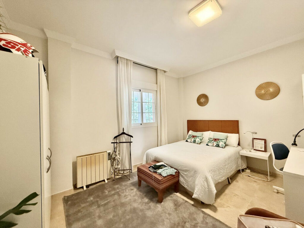 Middle Floor Apartment Nueva Andalucía Málaga - image 12