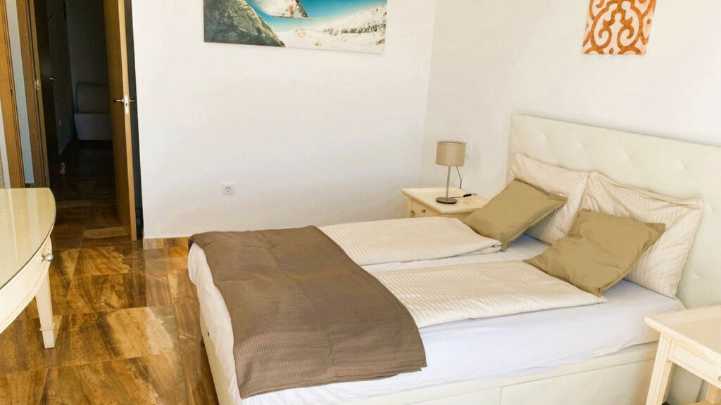 Detached Villa Estepona Málaga - image 13