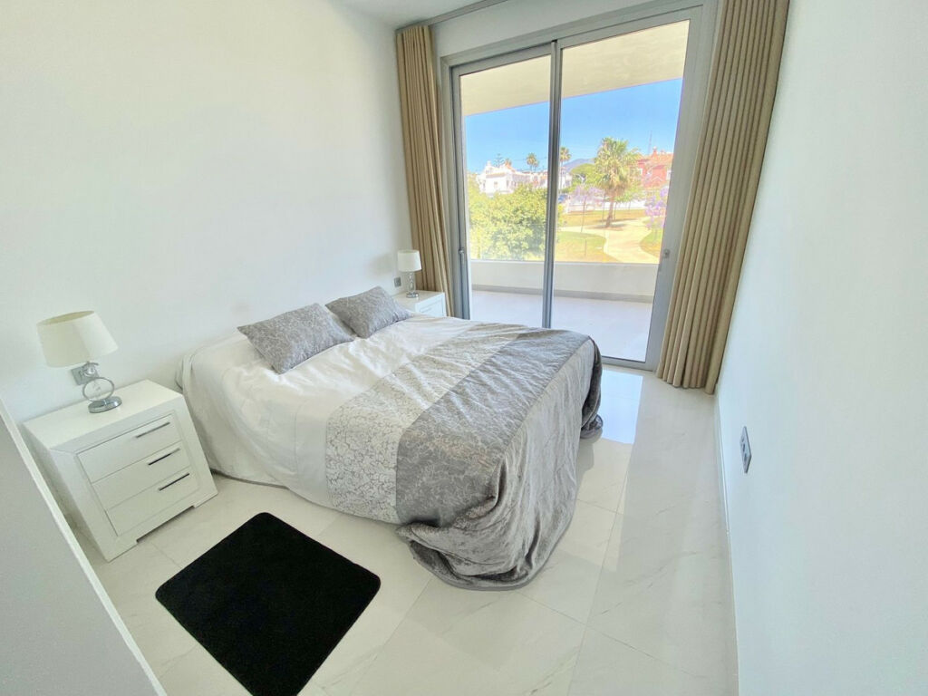 Middle Floor Apartment Estepona Málaga - image 13