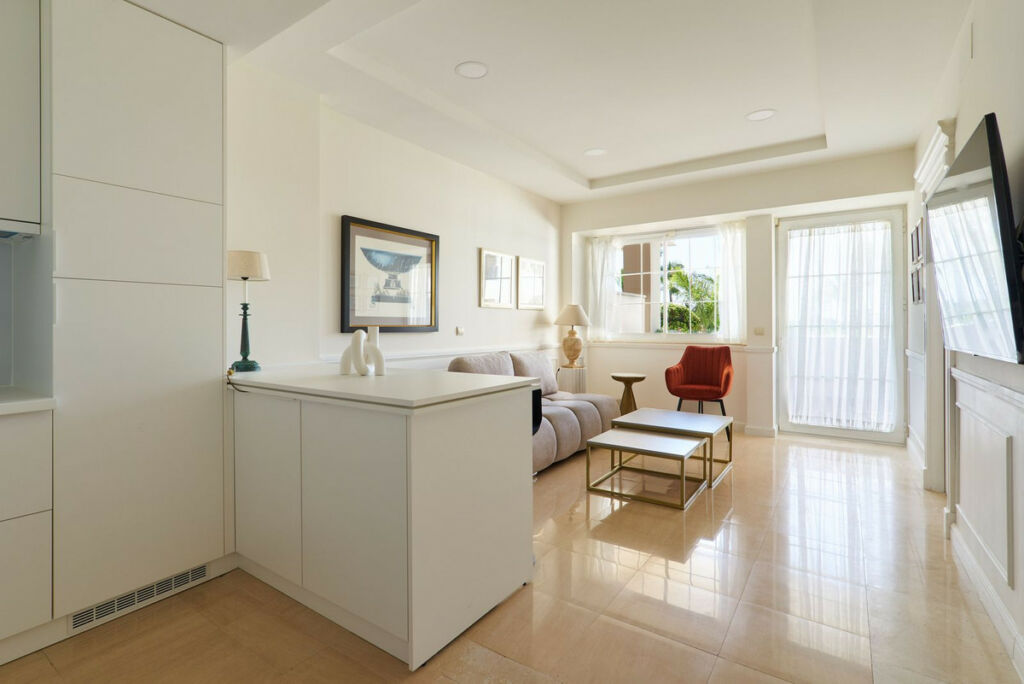 Middle Floor Apartment The Golden Mile Málaga - image 13