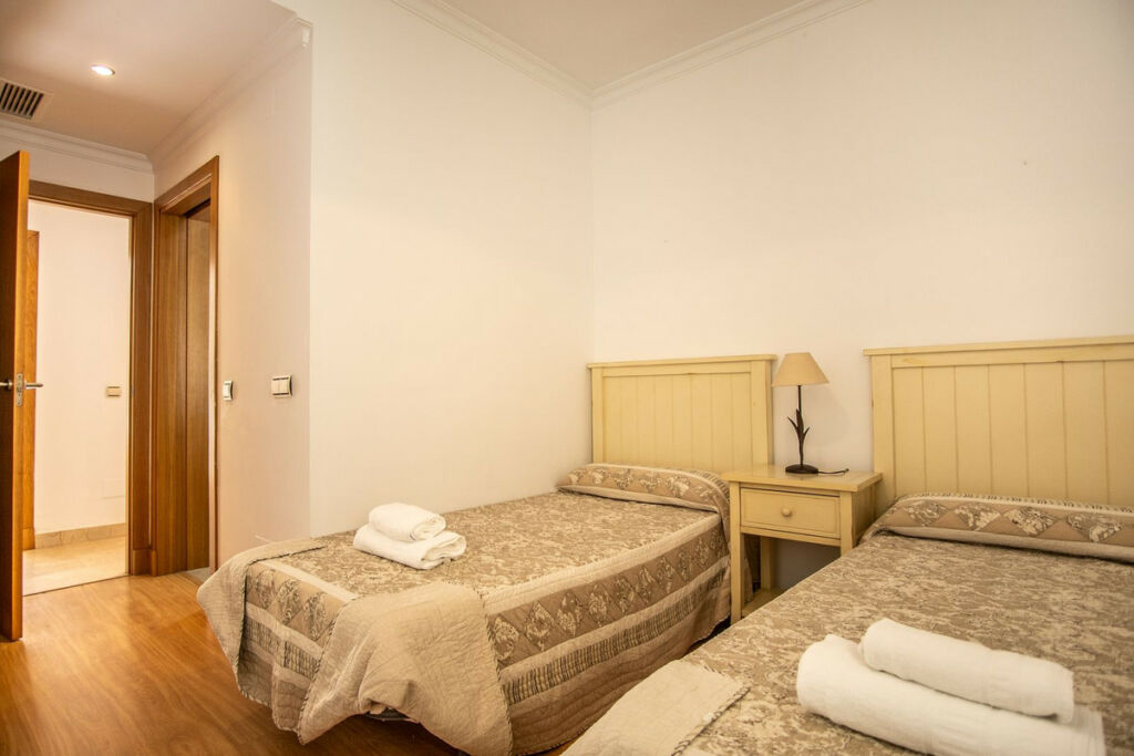 Middle Floor Apartment New Golden Mile Málaga - image 13