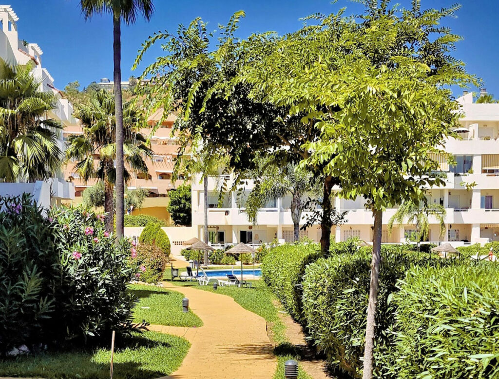Middle Floor Apartment Calahonda Málaga - image 13