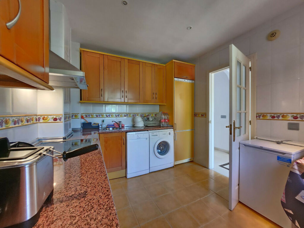 Middle Floor Apartment Nueva Andalucía Málaga - image 13