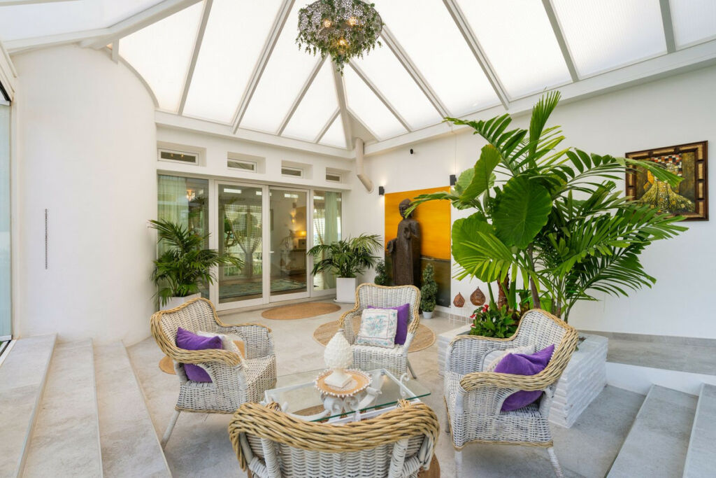 Detached Villa Estepona Málaga - image 13