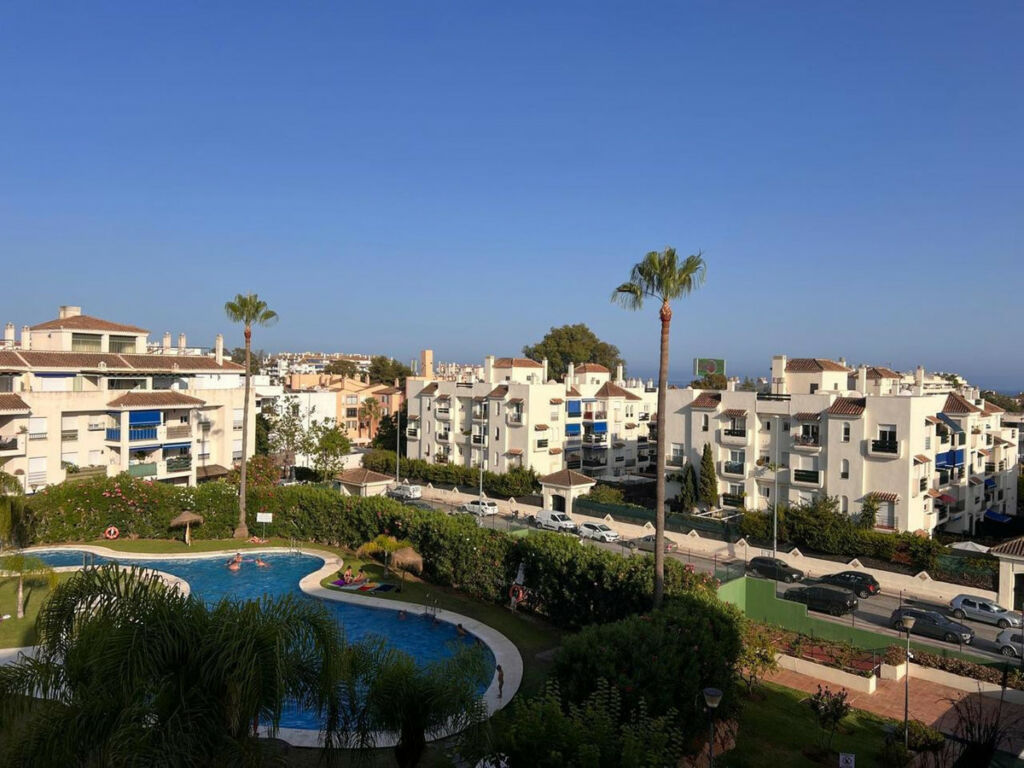 Middle Floor Apartment Nueva Andalucía Málaga - image 11