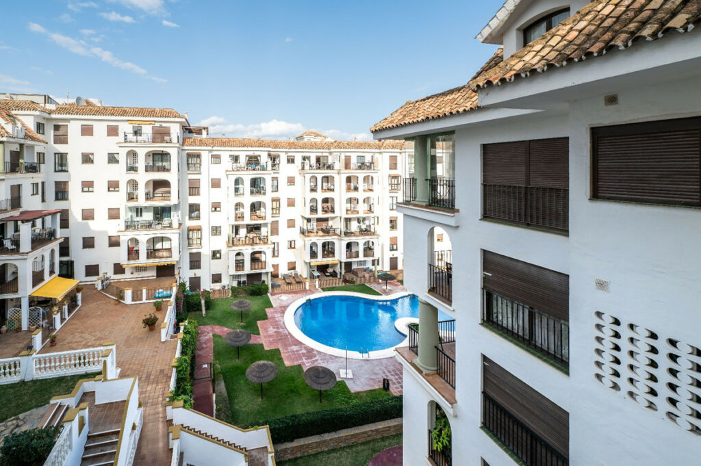 Middle Floor Apartment La Duquesa Málaga - image 29