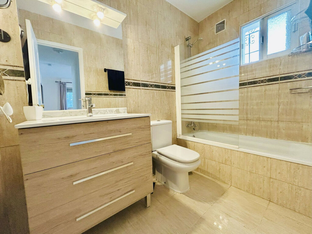 Townhouse La Duquesa Málaga - image 14