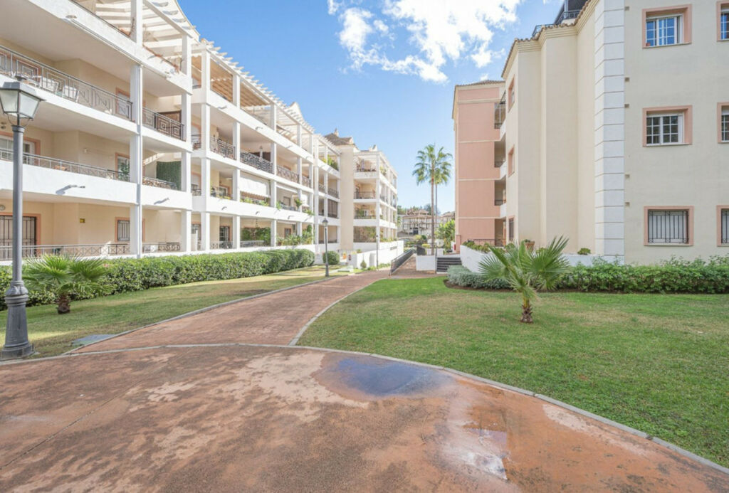 Middle Floor Apartment Nueva Andalucía Málaga - image 14