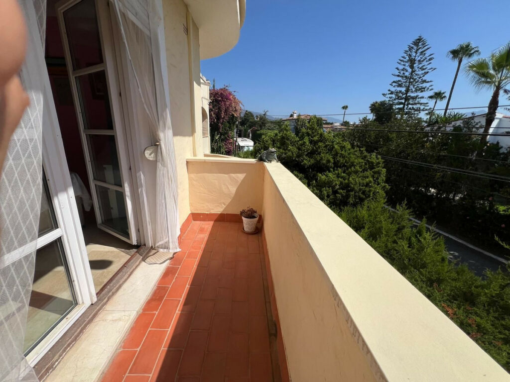 Middle Floor Apartment El Paraiso Málaga - image 14