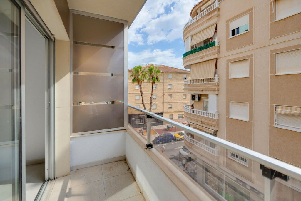 Middle Floor Apartment Torrevieja Alicante - image 14
