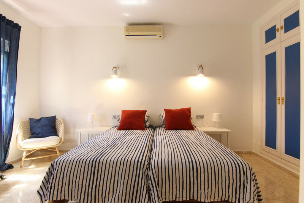 Detached Villa Estepona Málaga - image 14