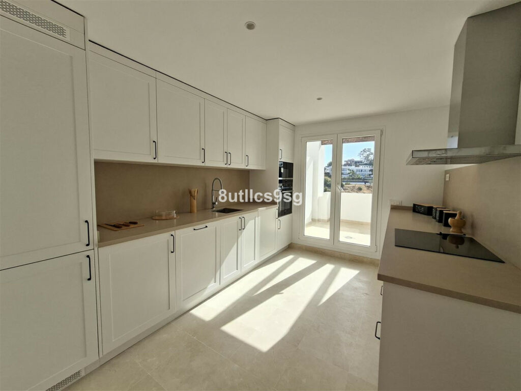 Middle Floor Apartment Aloha Málaga - image 13