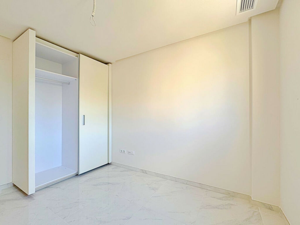 Middle Floor Apartment Villamartin Alicante - image 11