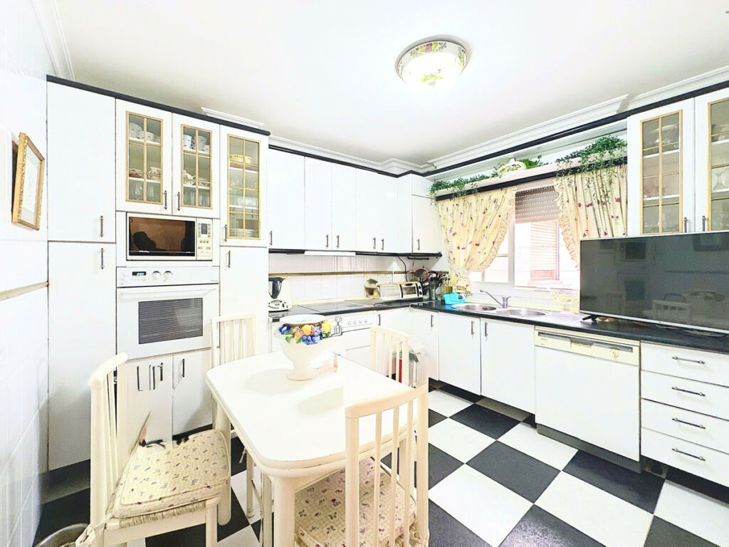 Middle Floor Apartment Estepona Málaga - image 15