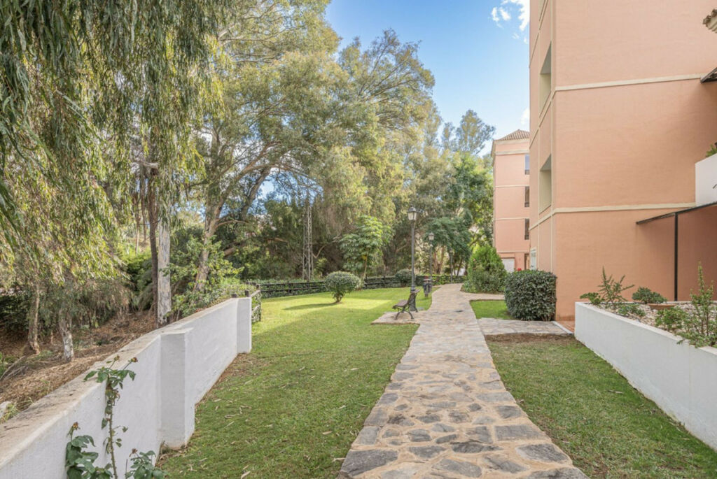 Middle Floor Apartment Nueva Andalucía Málaga - image 15