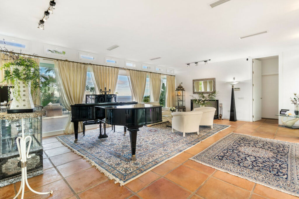 Detached Villa Estepona Málaga - image 15