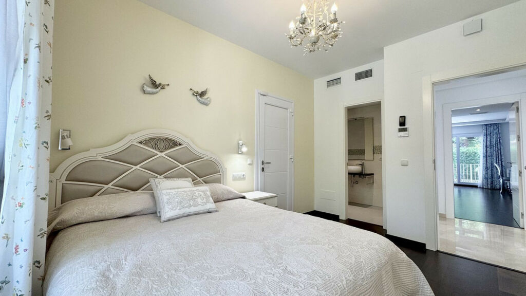 Detached Villa Elviria Málaga - image 15
