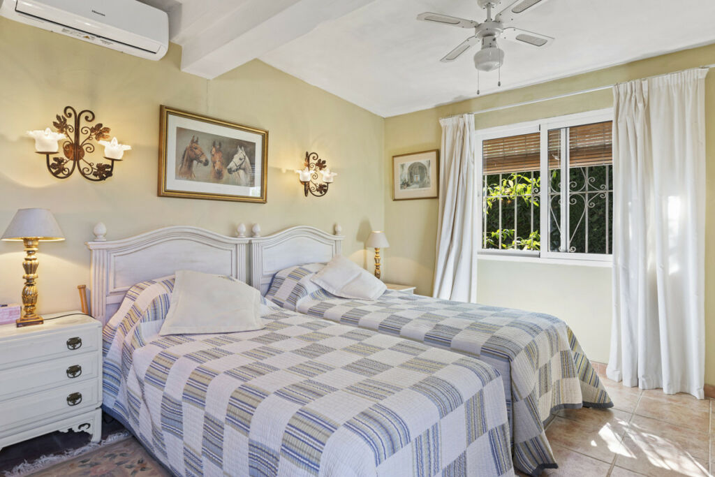 Detached Villa Valle del Sol Málaga - image 16