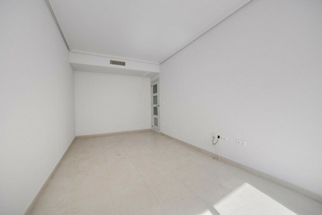 Middle Floor Apartment Torrevieja Alicante - image 15