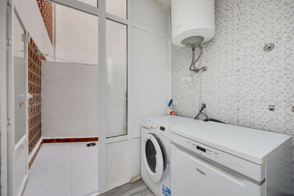 Middle Floor Apartment Torrevieja Alicante - image 15
