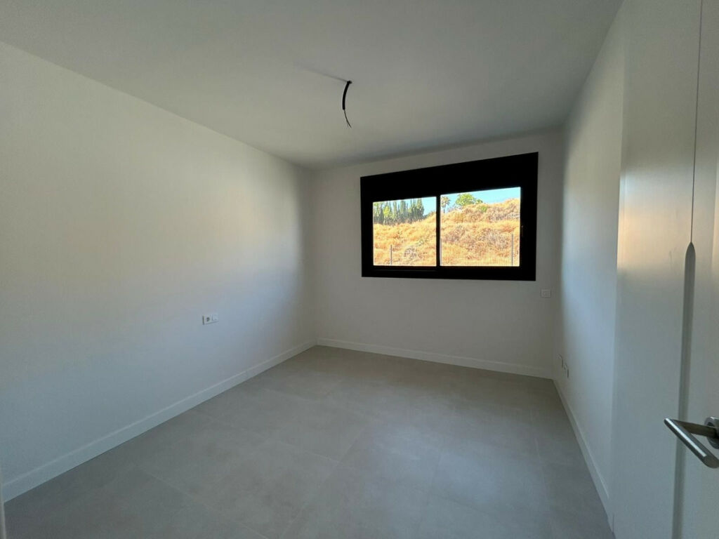 Middle Floor Apartment Estepona Málaga - image 15