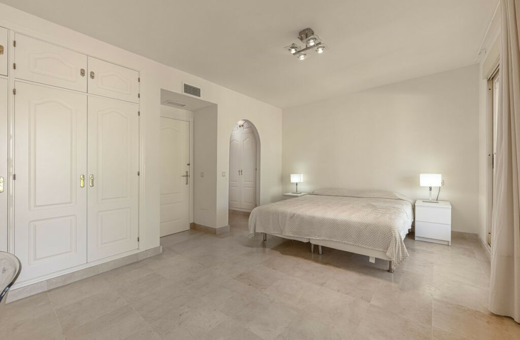 Townhouse Nueva Andalucía Málaga - image 16