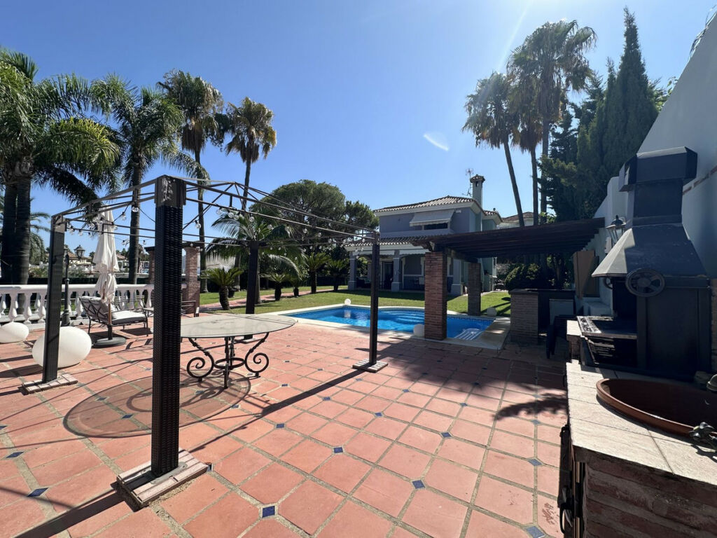 Detached Villa Bel Air Málaga - image 16