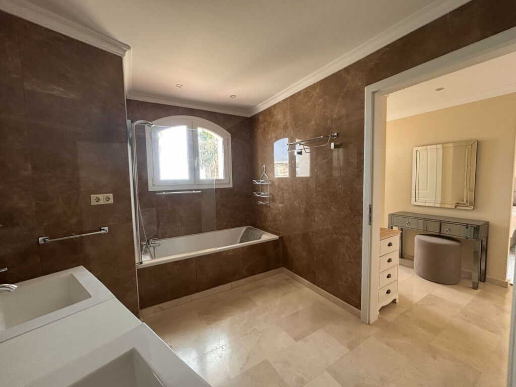 Detached Villa Selwo Málaga - image 16