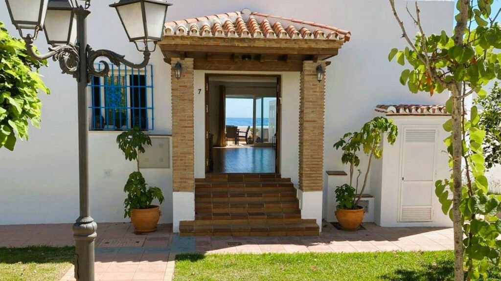 Detached Villa Estepona Málaga - image 16