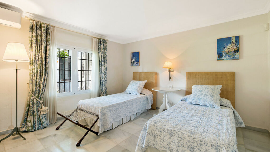 Detached Villa The Golden Mile Málaga - image 16
