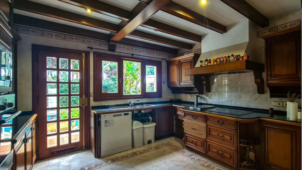 Detached Villa Cabopino Málaga - image 16