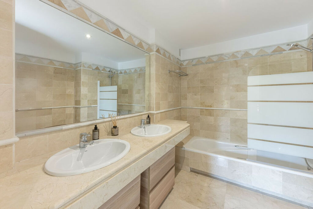 Middle Floor Apartment Elviria Málaga - image 16