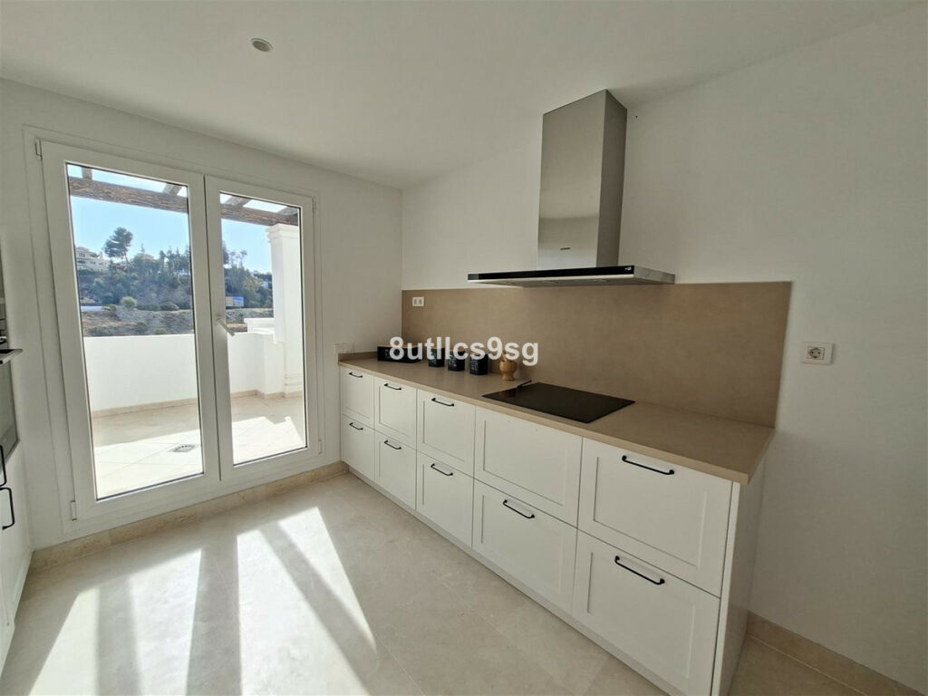 Middle Floor Apartment Aloha Málaga - image 15