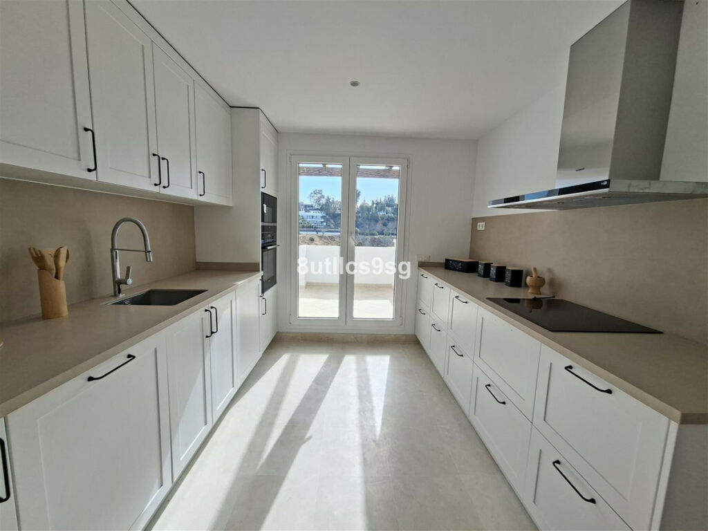 Middle Floor Apartment Aloha Málaga - image 16