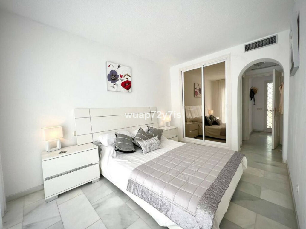 Townhouse El Paraiso Málaga - image 17